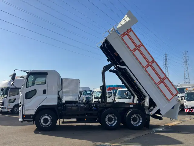 いすゞ ギガ 2PG-CXZ77CT(6x4)の写真5