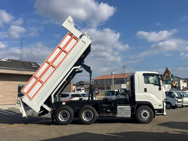 いすゞ ギガ 2PG-CXZ77CT(6x4)の写真6