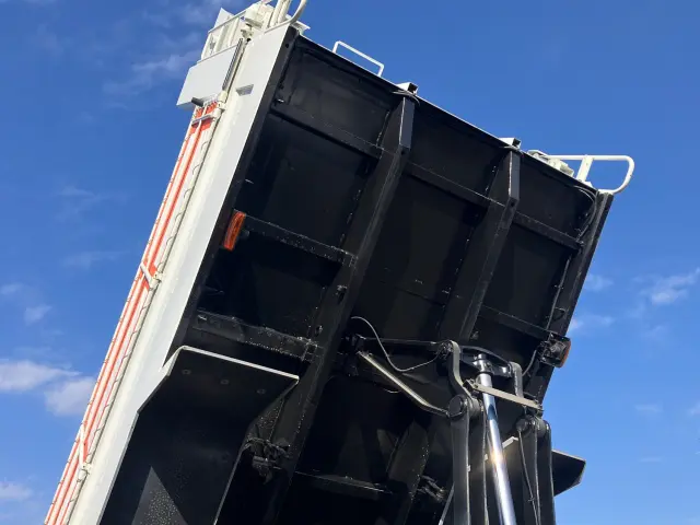 いすゞ ギガ 2PG-CXZ77CT(6x4)の写真12