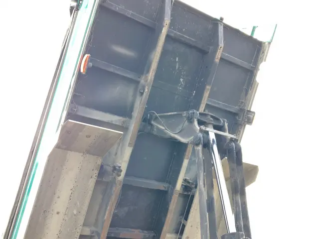 いすゞ ギガ QPG-CXZ77BT(6x4)の写真12