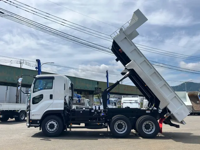いすゞ ギガ 2RG-CXZ77DT(6x4)の写真5