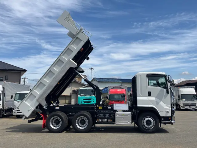 いすゞ ギガ 2RG-CXZ77DT(6x4)の写真6
