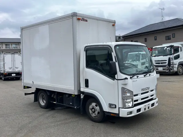 いすゞ エルフ BKG-NLR85AN(2WD)の写真2