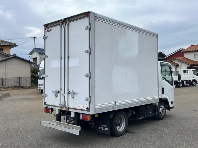 いすゞ エルフ BKG-NLR85AN(2WD)の写真3
