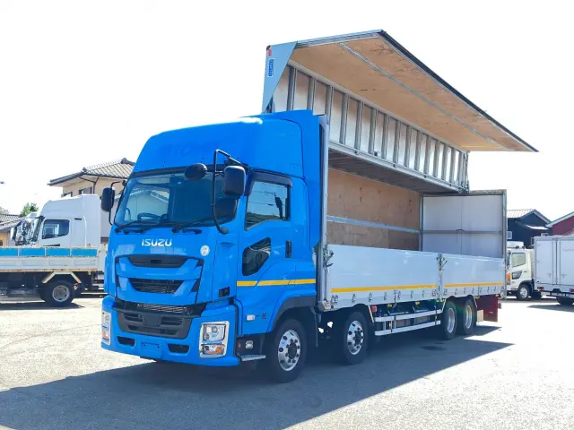 いすゞ ギガ 2PG-CYJ77C(8x4)の写真1
