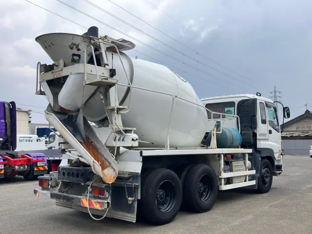 いすゞ ギガ QKG-CXZ77AT(6x4)の写真3