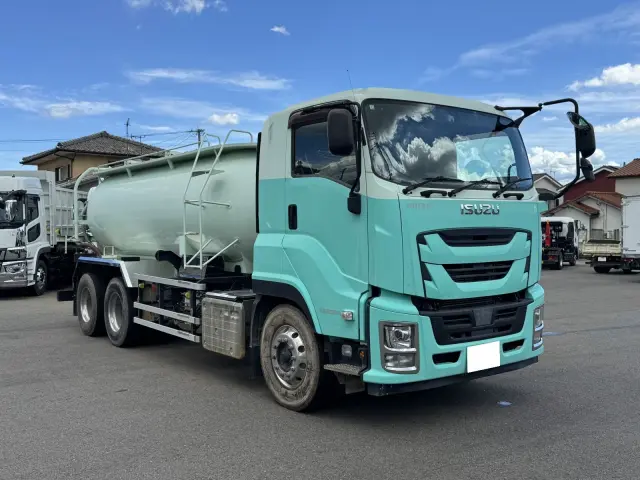 いすゞ ギガ 2PG-CYM77CM(6x2)の写真2