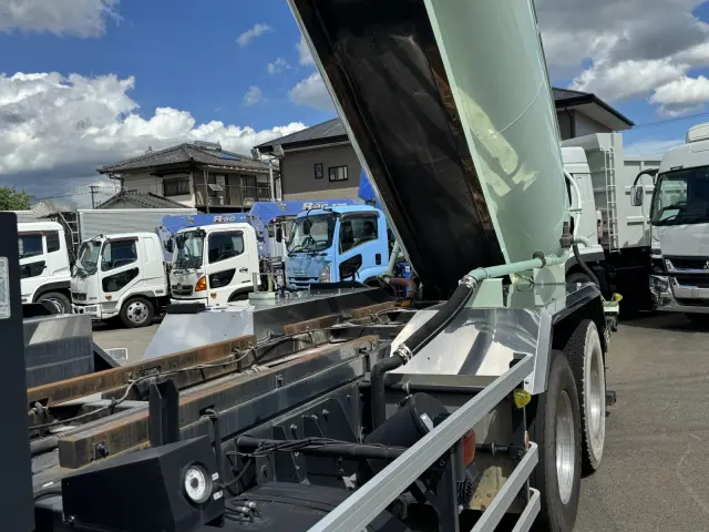 いすゞ ギガ 2PG-CYM77CM(6x2)の写真8