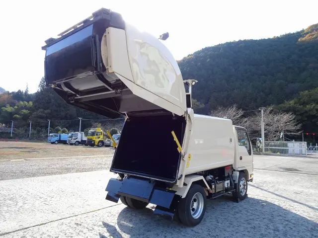 いすゞ エルフ SKG-NKR85YN(2WD)の写真2