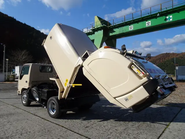 いすゞ エルフ SKG-NKR85YN(2WD)の写真6