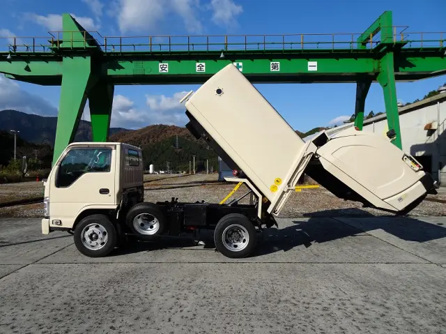 いすゞ エルフ SKG-NKR85YN(2WD)の写真7