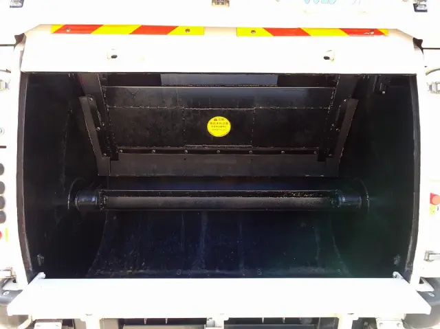 いすゞ エルフ SKG-NKR85YN(2WD)の写真11