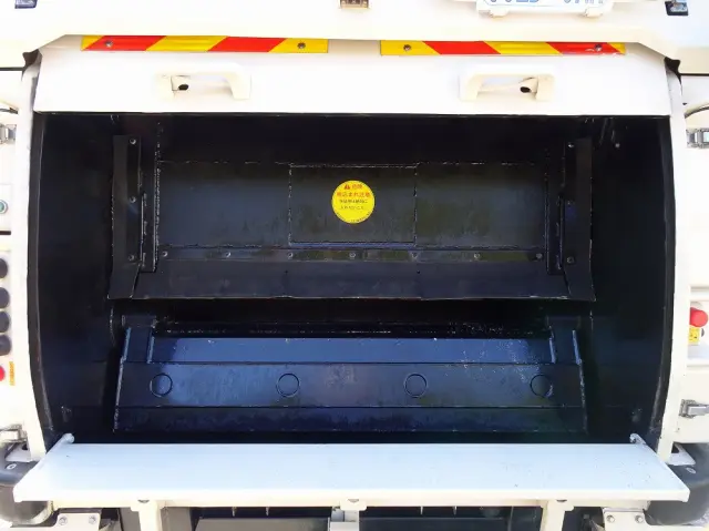 いすゞ エルフ SKG-NKR85YN(2WD)の写真12