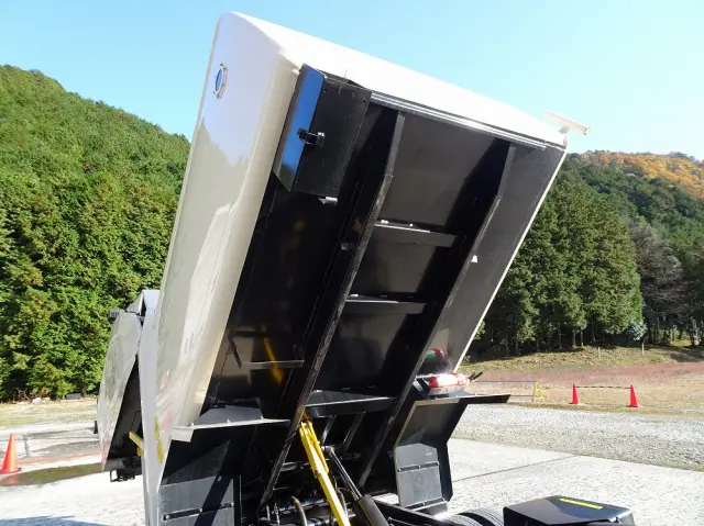 いすゞ エルフ SKG-NKR85YN(2WD)の写真21