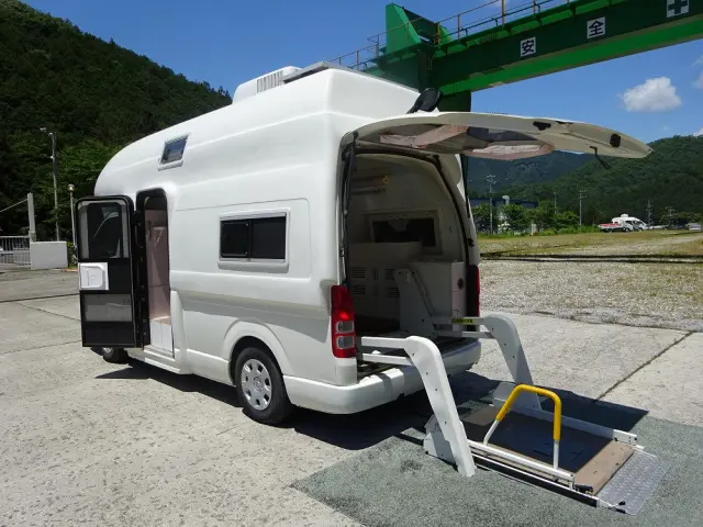 トヨタ ハイエース CBF-TRH221K(2WD)の写真2