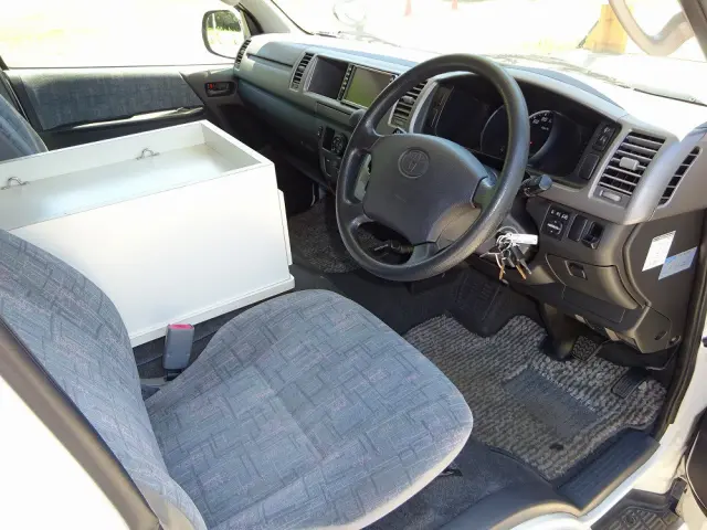 トヨタ ハイエース CBF-TRH221K(2WD)の写真4
