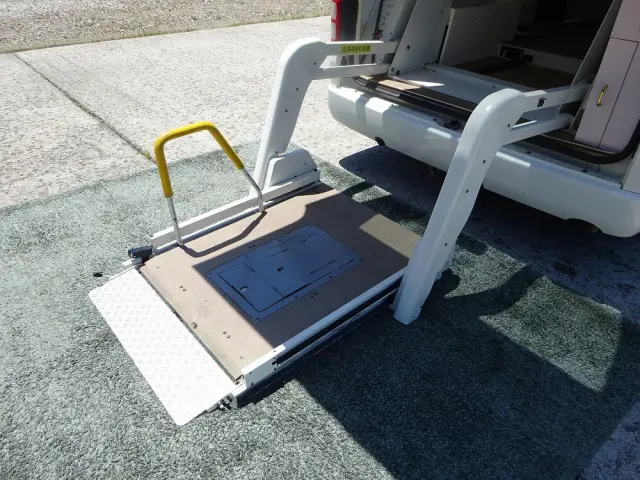 トヨタ ハイエース CBF-TRH221K(2WD)の写真12
