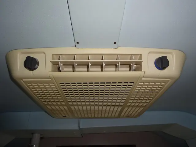 トヨタ ハイエース CBF-TRH221K(2WD)の写真32
