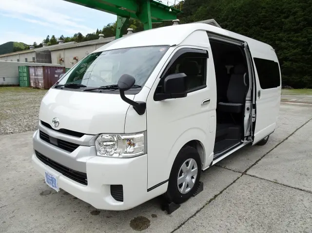 トヨタ ハイエースコミューター 3DF-GDH223B(2WD)の写真1