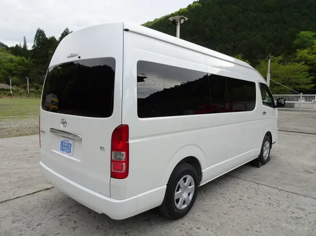 トヨタ ハイエースコミューター 3DF-GDH223B(2WD)の写真2