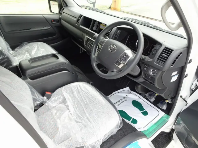 トヨタ ハイエースコミューター 3DF-GDH223B(2WD)の写真4