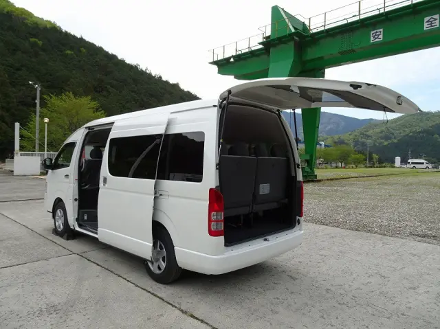 トヨタ ハイエースコミューター 3DF-GDH223B(2WD)の写真6