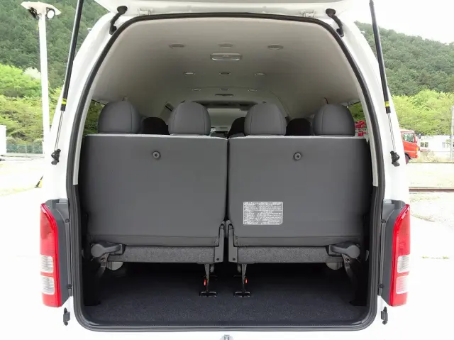 トヨタ ハイエースコミューター 3DF-GDH223B(2WD)の写真8
