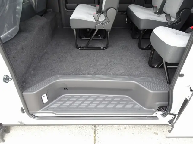 トヨタ ハイエースコミューター 3DF-GDH223B(2WD)の写真14