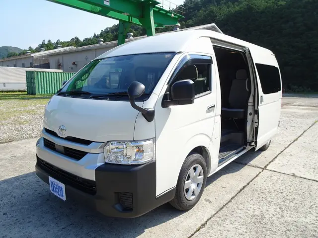 トヨタ ハイエースコミューター 3DF-GDH223B(2WD)の写真1