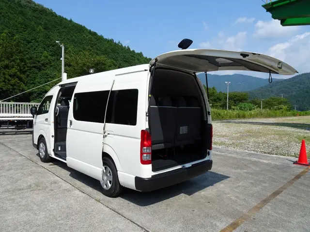 トヨタ ハイエースコミューター 3DF-GDH223B(2WD)の写真6