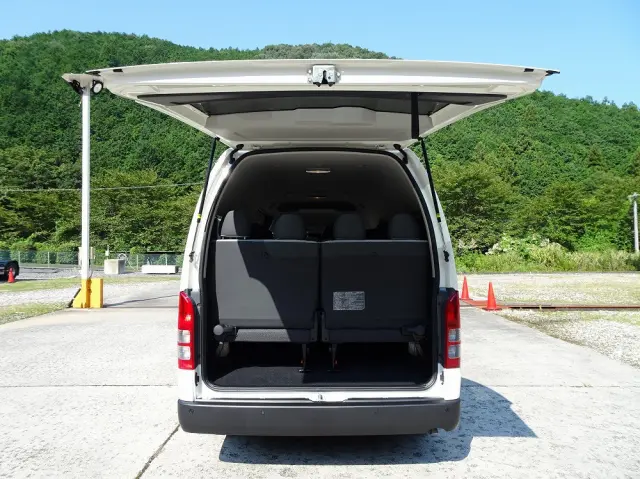 トヨタ ハイエースコミューター 3DF-GDH223B(2WD)の写真24