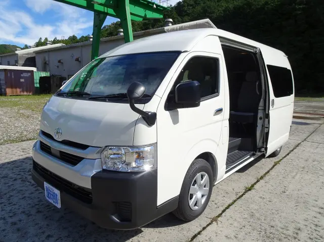 トヨタ ハイエースコミューター 3DF-GDH223B(2WD)の写真1