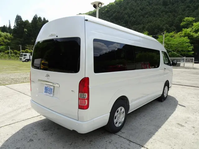 トヨタ ハイエースコミューター 3DF-GDH223B(2WD)の写真2
