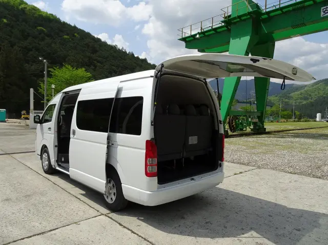 トヨタ ハイエースコミューター 3DF-GDH223B(2WD)の写真6