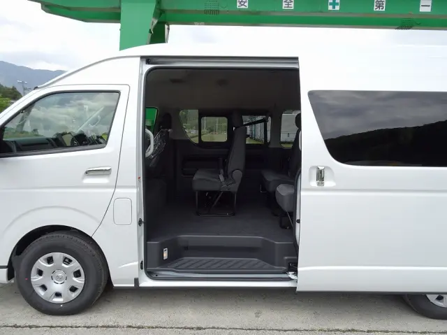 トヨタ ハイエースコミューター 3DF-GDH223B(2WD)の写真13