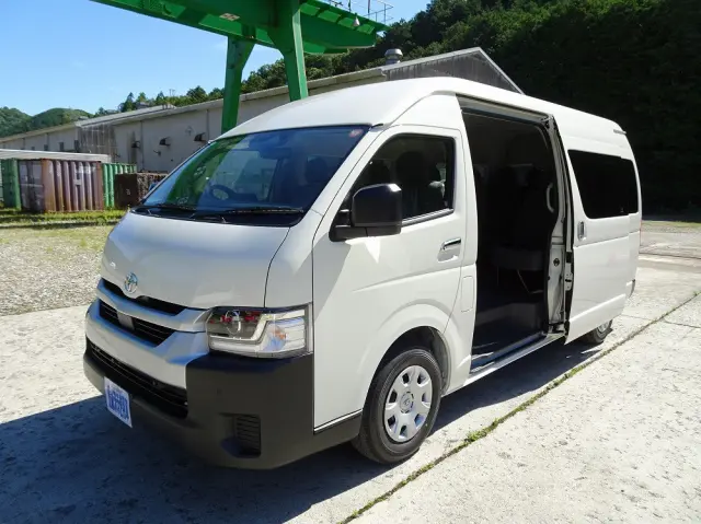 トヨタ ハイエースコミューター 3DF-GDH223B(2WD)の写真1