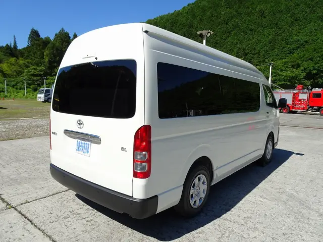 トヨタ ハイエースコミューター 3DF-GDH223B(2WD)の写真2