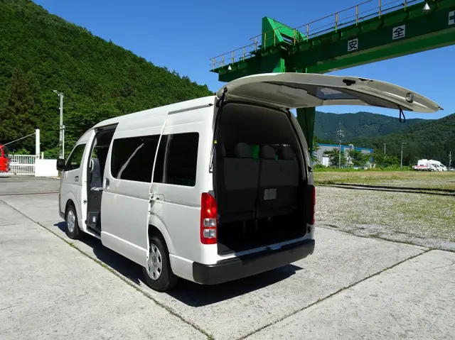 トヨタ ハイエースコミューター 3DF-GDH223B(2WD)の写真6