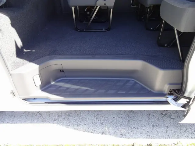 トヨタ ハイエースコミューター 3DF-GDH223B(2WD)の写真15