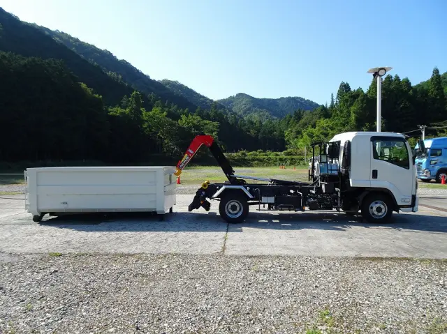 いすゞ フォワード 2RG-FRR90S4(2WD)の写真7