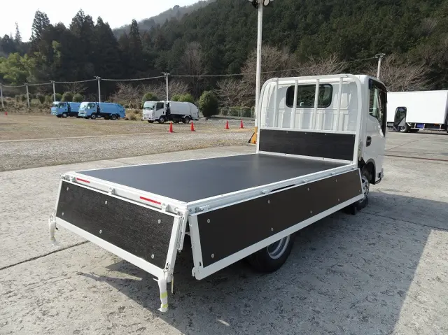 いすゞ エルフ 2TG-NJR88AF(2WD)の写真2