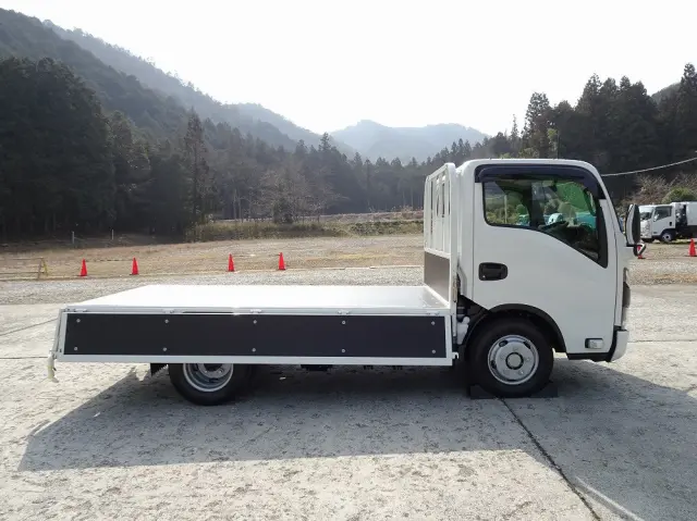 いすゞ エルフ 2TG-NJR88AF(2WD)の写真15