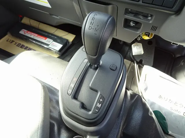 いすゞ エルフ 2TG-NJR88AF(2WD)の写真32