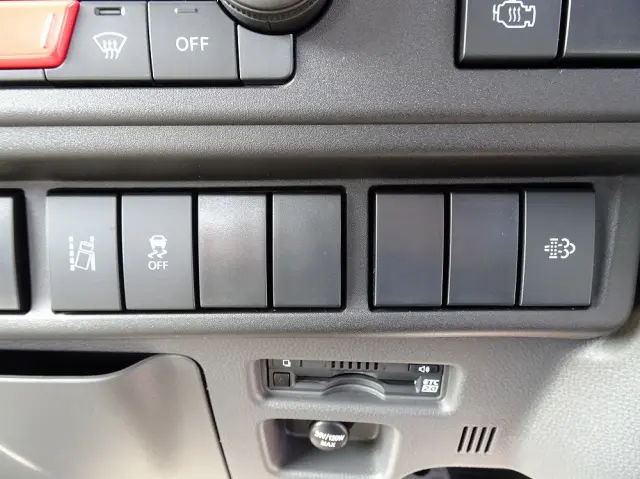 いすゞ エルフ 2TG-NJR88AF(2WD)の写真37