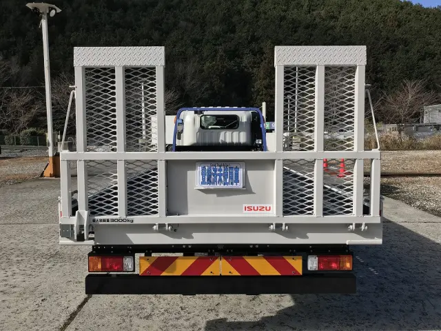 いすゞ エルフ 2TG-NPR88AM(2WD)の写真8