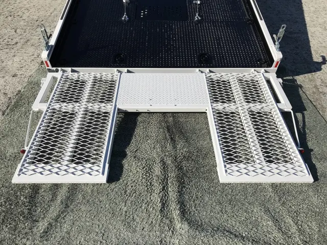 いすゞ エルフ 2TG-NPR88AM(2WD)の写真12