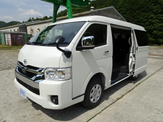 トヨタ ハイエース 3BA-TRH219W(4WD)の写真1