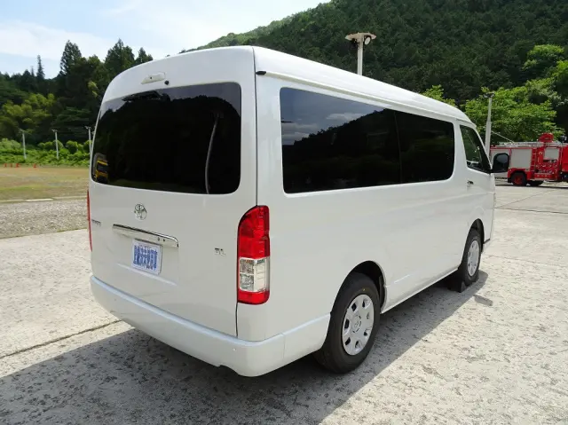 トヨタ ハイエース 3BA-TRH219W(4WD)の写真2