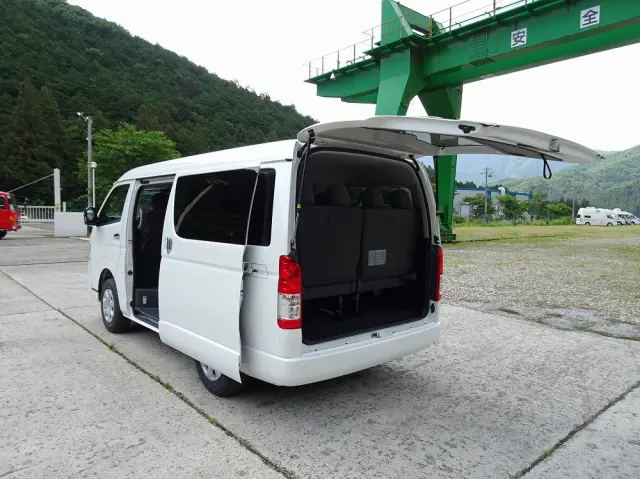 トヨタ ハイエース 3BA-TRH219W(4WD)の写真6