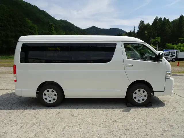 トヨタ ハイエース 3BA-TRH219W(4WD)の写真11